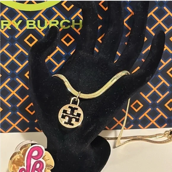 NEW💞Pendant with large Tory Burch charm/medallion. - Picture 6 of 10